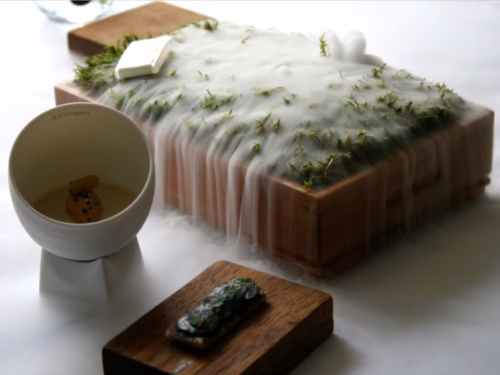 The Fat Duck, Bray, Anh: Do đầu bếp nổi tiếng Heston Blumenthal điều hành, The Fat Duck là nhà hàng 3 sao Michelin. Trải nghiệm ẩm thực ở đây giống như tập hợp các ký ức thời thơ ấu.