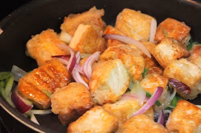 Nhanh tay cho tiếp đậu phụ đã rán vào, dùng đũa đảo nhẹ tay đến khi hỗn hợp muối bám đều vào phần đậu phụ thì tắt bếp, múc ra đĩa dùng kèm với cơm nóng. Ảnh: Ngôi sao.