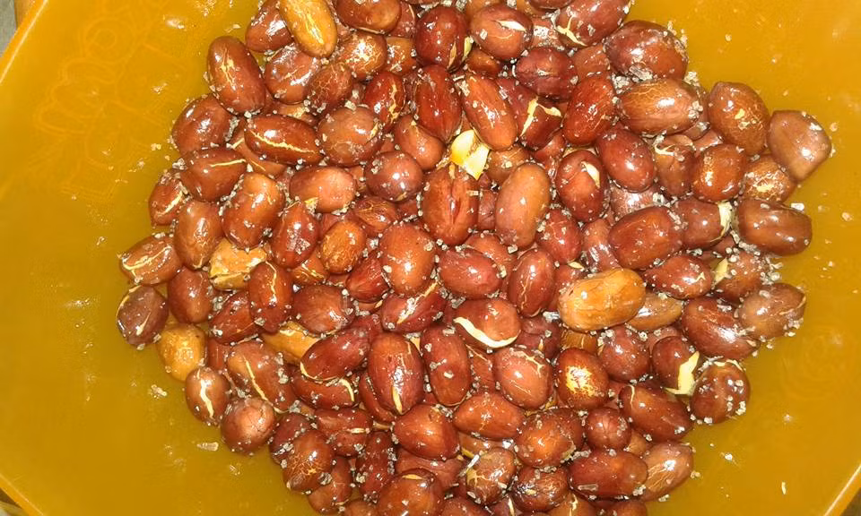 Lạc rang muối ăn kèm với chút nước canh rau muống luộc dầm sấu và cà muối. Tuy chỉ là món ăn đơn giản, rẻ tiền nhưng vẫn tạo ra sức hút tuyệt vời cho vị giác. Ảnh: Monngonmoingay.