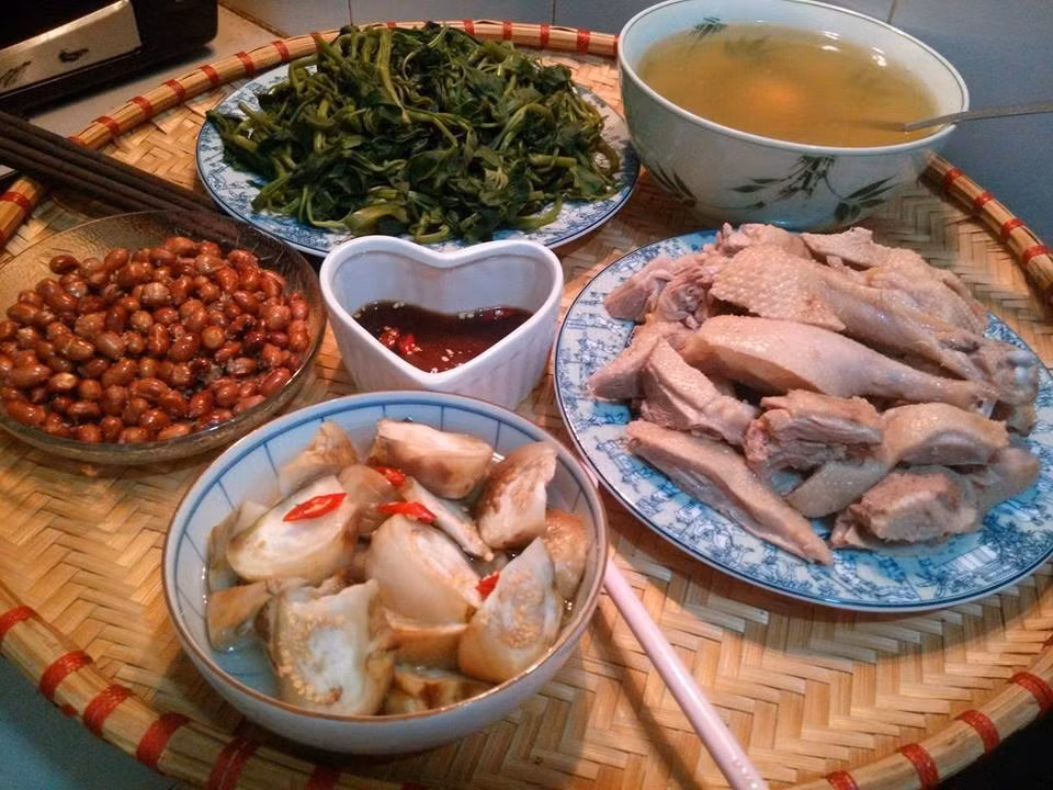 Cách chế biến lạc rang muối vô cùng đơn giản. Bạn chọn lạc đỏ, hạt nhỏ chắc, cho vào chảo dùng lửa nhỏ rang cho chín giòn. Sau đó thêm chút dầu ăn và muối tinh đảo đều cho tới khi muối bám đều quanh hạt lạc là được. Ảnh: Monngonmoingay.