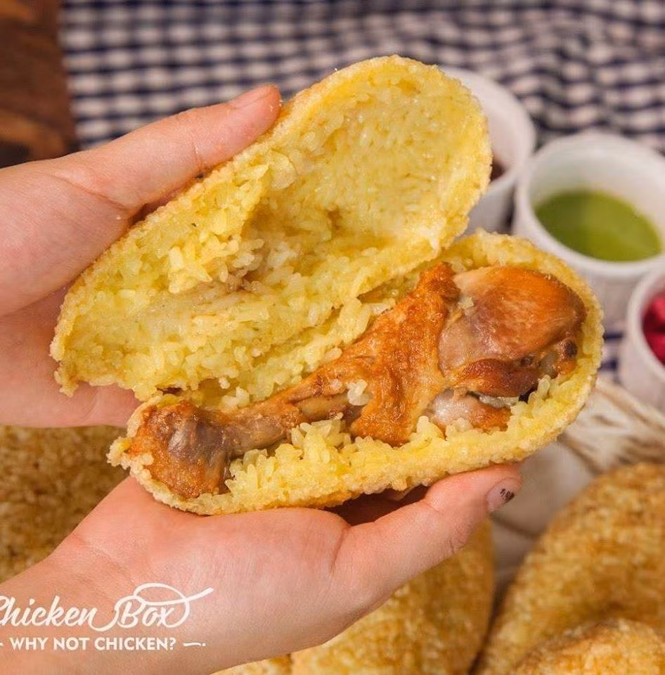 Đùi gà bó xôi chiên giòn: Đây là biến tấu cỡ nhỏ của món gà không lỗi thoát thần thánh. Món ăn được sinh viên và các bạn trẻ lựa chọn để ăn giữa trưa hoặc mang theo để ăn trưa khi không có thời gian. Ảnh: Chicken Box.
