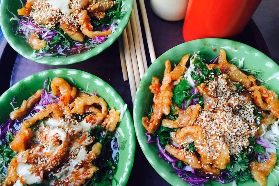 Nộm thịt gà chiên giòn: Được chế biến như những món nộm với vị chua ngọt đậm đà đặc trưng của Việt Nam. Món ăn gồm gà chiên giòn, chút bắp cải tím, chút hành tây thái sợi, vừng rang và rau thơm trộn cùng nước sốt là đủ tạo ra hương vị đậm đà hút hồn. Ảnh: Ẩm thực 3 miền.