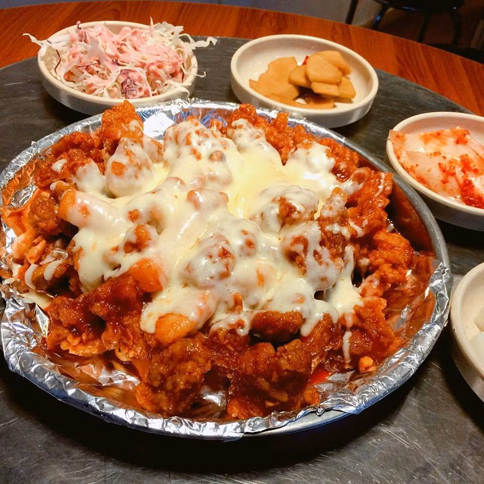 Gà nướng phô mai: Đây là món ăn phong cách Hàn Quốc mới trở thanfht rào lưu ẩm thực hot trở trong 1 năm gần đây. Khi chế biến món này người ta sẽ rút xương gà sau đó thái miếng, tẩm ướp gia vị rồi cho vào khay nướng vàng 20 phút. Sau đó đầu bếp sẽ tiếp tục phủ một lớp phô mai lên trên và nướng đến khi phô mai tan chảy phủ trên gà. Khi thưởng thức nhâm nhi miếng thịt gà quyện với phô mai sánh dẻo rất ngon miệng. Ảnh: Ẩm thực HQ.