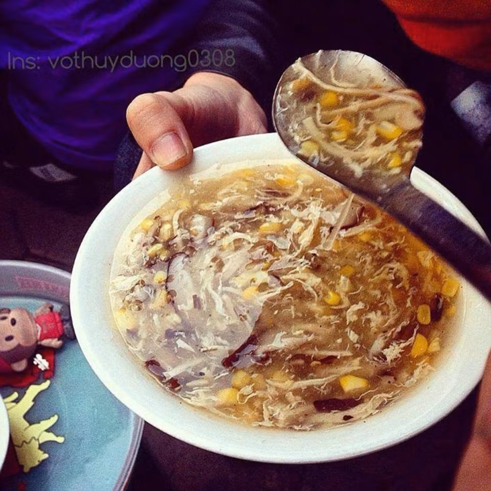 Súp gà xé ngô non: Món ăn từ thịt gà này gồm có thịt ức gà xé tơi, ngô ngọt, nấm hương và các gia vị khác. Súp gà, ngọt thơm giàu dinh dưỡng thường được chọn làm món ăn lót dạ cuối chiều. Ảnh: Monngonmoingay.