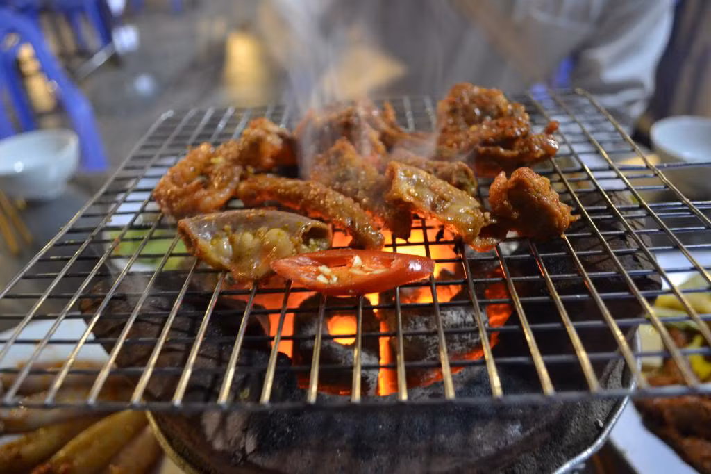 Lòng nướng than hoa: Mùa đông vây quanh bếp than hồng thưởng thức những miếng lòng nướng được tẩm ướp kĩ thơm lừng, xuýt xoa vị cay nóng trong gió lạnh cảm giác thật đã. Ảnh: Diadiemanuong.