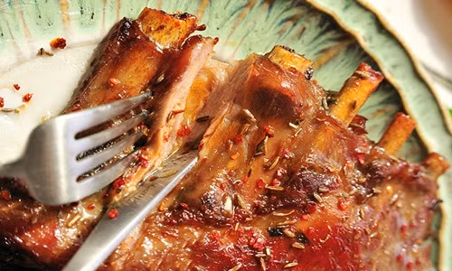 Cảm giác vừa ăn vừa tự tay gỡ từng khúc sườn nóng hổi mới thực sự kích thích khó quên. Ảnh: Esheep Kitchen.