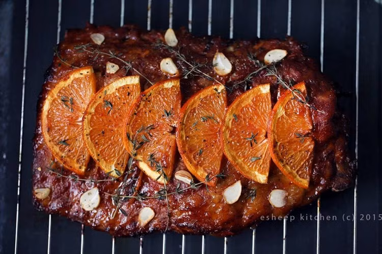 Sườn lợn nướng nguyên tảng được đánh giá là lúc nào cũng ngon và hấp dẫn hơn là sườn nướng khi đã chẻ ra thành từng dẻ nhỏ. Bởi vì những tảng sườn sau khi nướng sẽ giữ được độ ngọt và thơm của thịt. Ảnh: Esheep Kitchen.