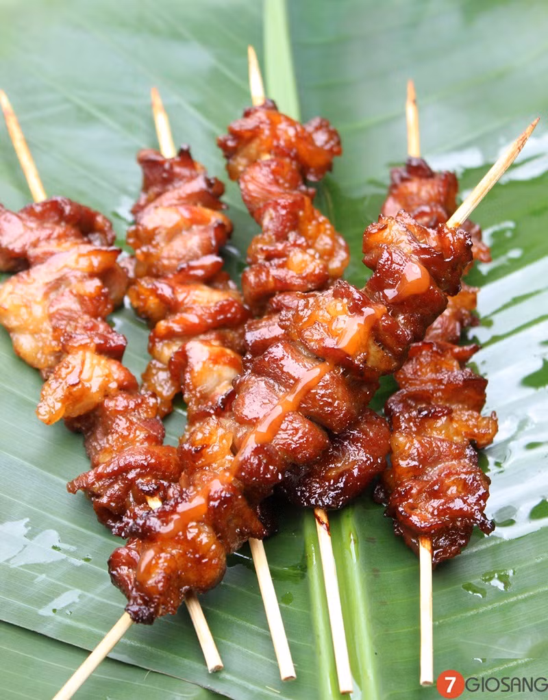 Thịt lợn xiên que nướng: Món thịt lợn nướng này thường được người Việt chế biến để ăn cùng cơm, ăn với bún, ăn nhậu hoặc ăn vặt. Ảnh: mecuti.