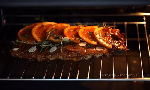 Sườn nướng tảng: Đây là món đồ nướng quen thuộc từ thịt lợn được những người mê đồ nướng hoặc thích ăn BBQ ngoài trời yêu thích. Ảnh: Esheep Kitchen.