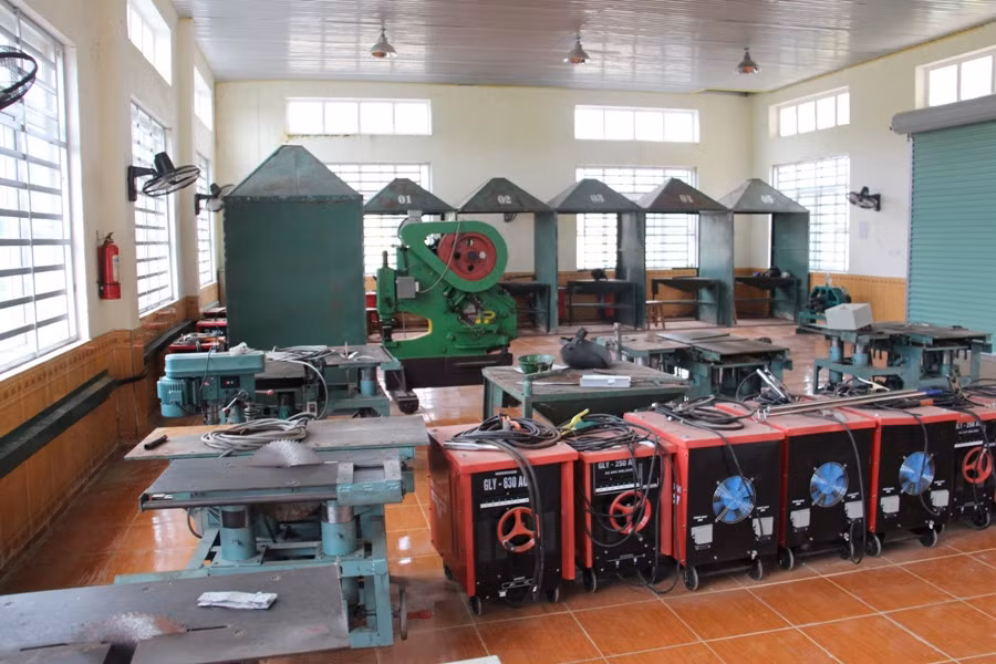 Trang thiết bị phục vụ cho quá trình dạy và học được đầu tư mới nhưng không được sử dụng.