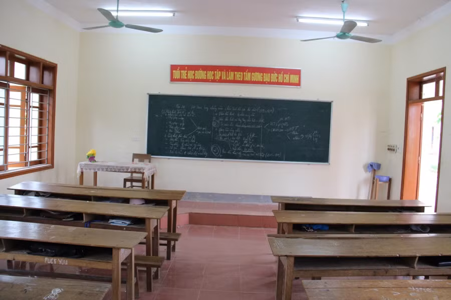 Năm 2014 trường được đưa vào sử dụng. Tuy nhiên, sau gần 3 năm, số lượng học sinh liên tục giảm mạnh. Đến năm 2017, cả trường chỉ còn đào tạo 49 học sinh cả bổ túc văn hóa và đào tạo hai nghề xây dựng và thú y. Dãy nhà chính của trường có 8 phòng, được đầu tư khang trang nhưng chỉ có 5 phòng được sử dụng, mỗi lớp có từ 15-20 em.