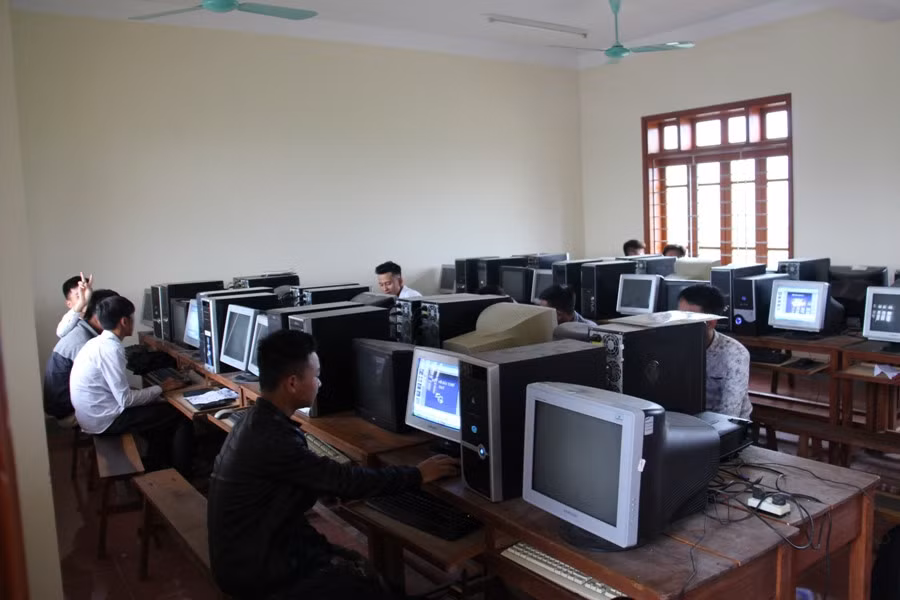được đầu tư nhiều máy móc, thiết bị nhưng không có học sinh học. Theo một thầy giáo trong trường, phòng có hơn 30 máy nhưng chỉ có khoảng 10 máy là còn dùng cho việc học của học sinh. Nhưng vì địa điểm xa trung tâm thị trấn không có kết nối Internet nên việc đào tạo cho các em là rất khó khăn.