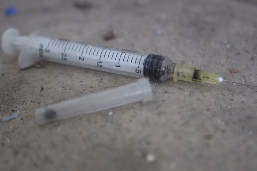 Việc sáp nhập khiến hai trung tâm cũ phải bỏ hoang, trở thành nơi tiêm chích ma túy của các con nghiện.