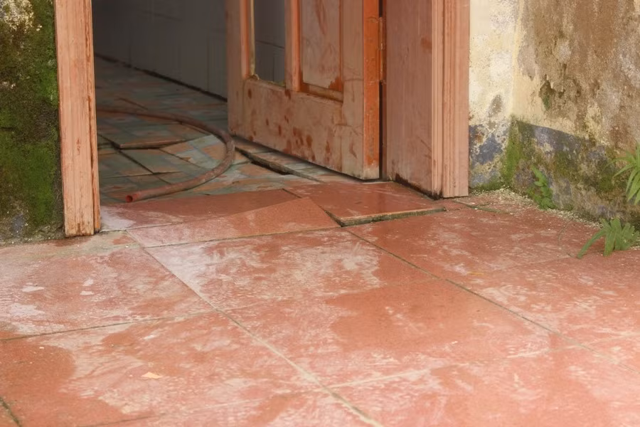 Đưa vào sử dụng gần 3 năm nhưng nhiều hạng mục đã xuống cấp, sụt lún