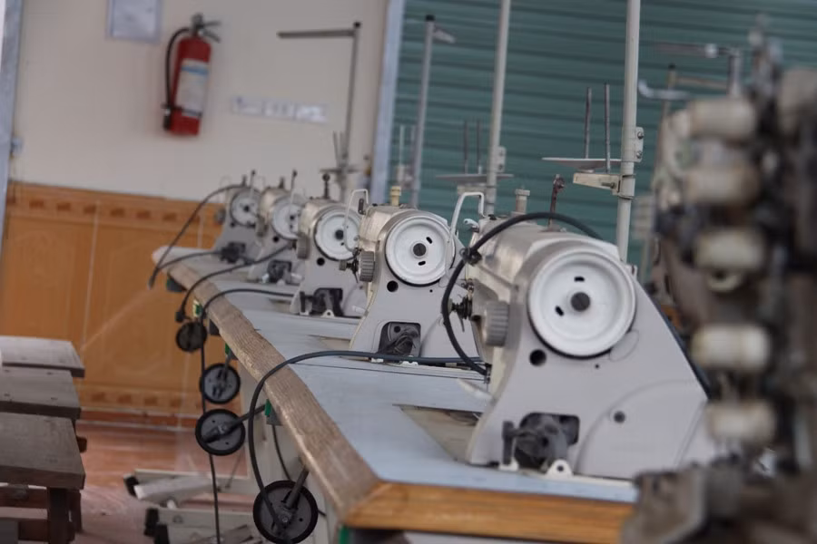 Hàng chục máy may phục vụ học nghề may nằm im lìm. Cô Mai Lệ Thu, Phó Giám đốc Trung tâm, cho biết năm trước có một doanh nghiệp xuất khẩu lao động sang Nga về liên kết với trường để đào tạo học viên sang lao động bên đó nhưng do cơ sở xa nên số học viên không đủ để mở lớp.