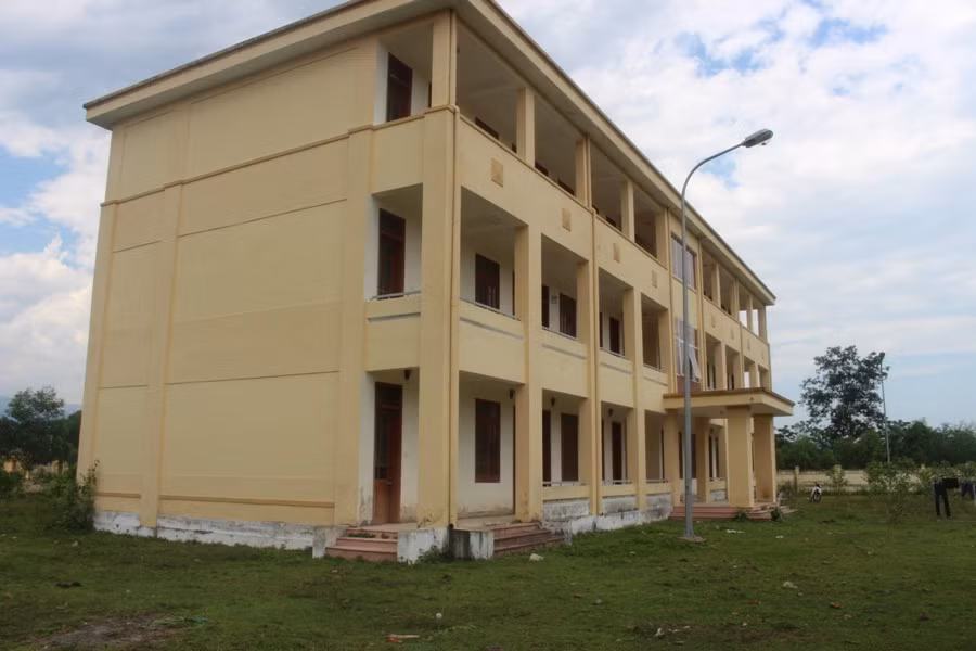 Khu ký túc xá 3 tầng được xây dựng mới với 24 phòng nhưng chỉ có 3 học sinh đăng ký ở lại