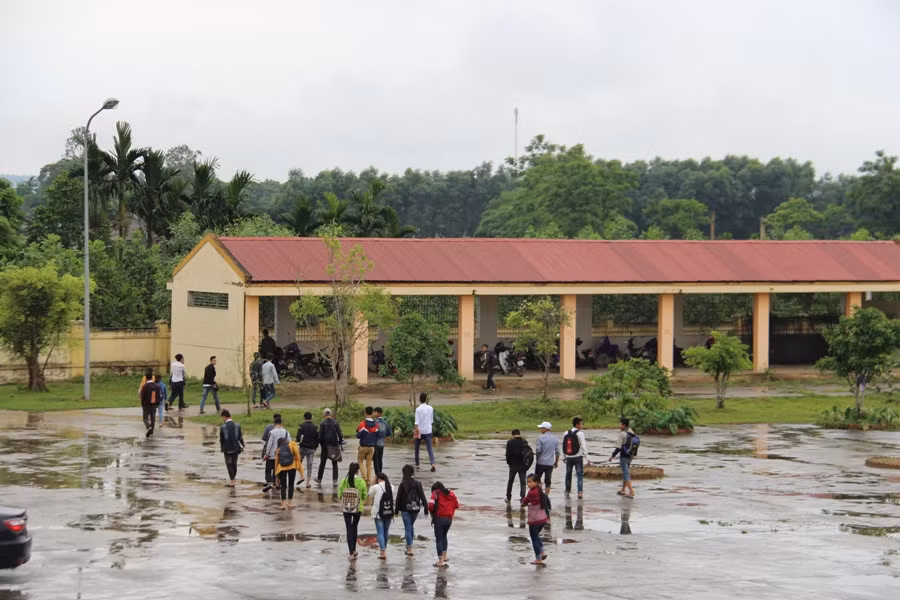 "Trường cũng đã liên kết với các địa phương để đào tạo thêm nhưng vẫn trong tình trạng thiếu học sinh. Việc số học sinh giảm mạnh là theo cơ chế ngành, và diễn ra ở nhiều nơi", cô Thu phân trần