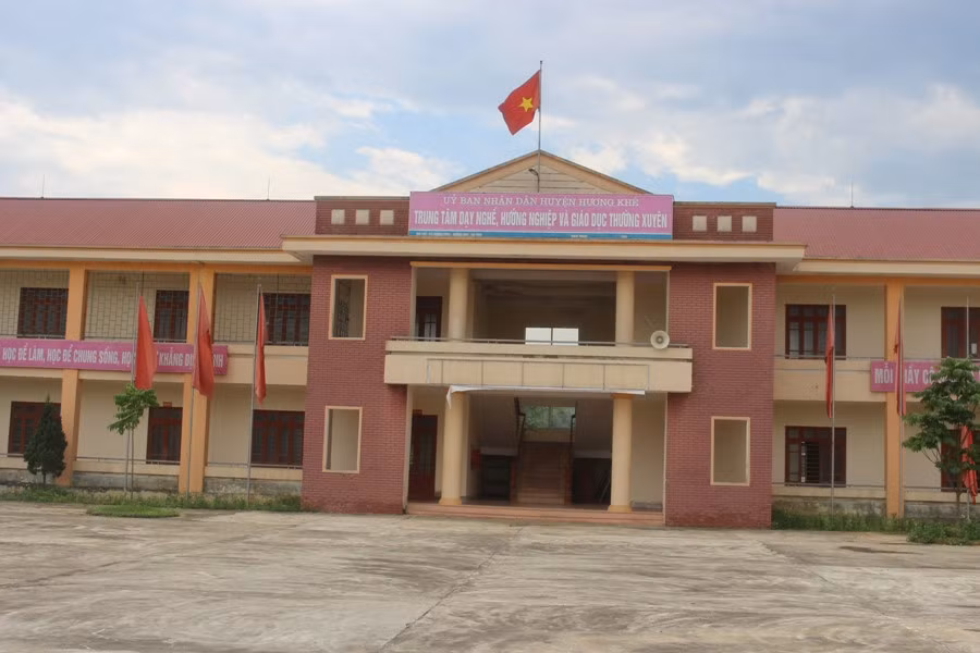  Trung tâm dạy nghề, hướng nghiệp và giáo dục thường xuyên huyện Hương Khê, đóng trên địa bàn xã Hương Bình, (huyện Hương Khê, Hà Tĩnh), được UBND tỉnh Hà Tĩnh phê duyệt và khởi công xây dựng với mức đầu tư 39,2 tỷ đồng từ nguồn vốn hỗ trợ theo đề án 1956 của Chính phủ về đào tạo nghề cho lao động nông thôn.