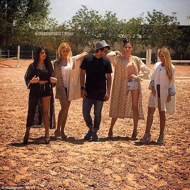 Nhóm các cô nàng sành điệu tạo dáng bên một chàng trai. Ảnh Daily Mail