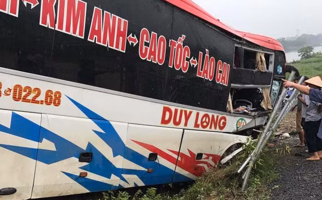 Xe khach dam dai phan cach cao toc NB – Lao Cai: 13 nguoi bi thuong