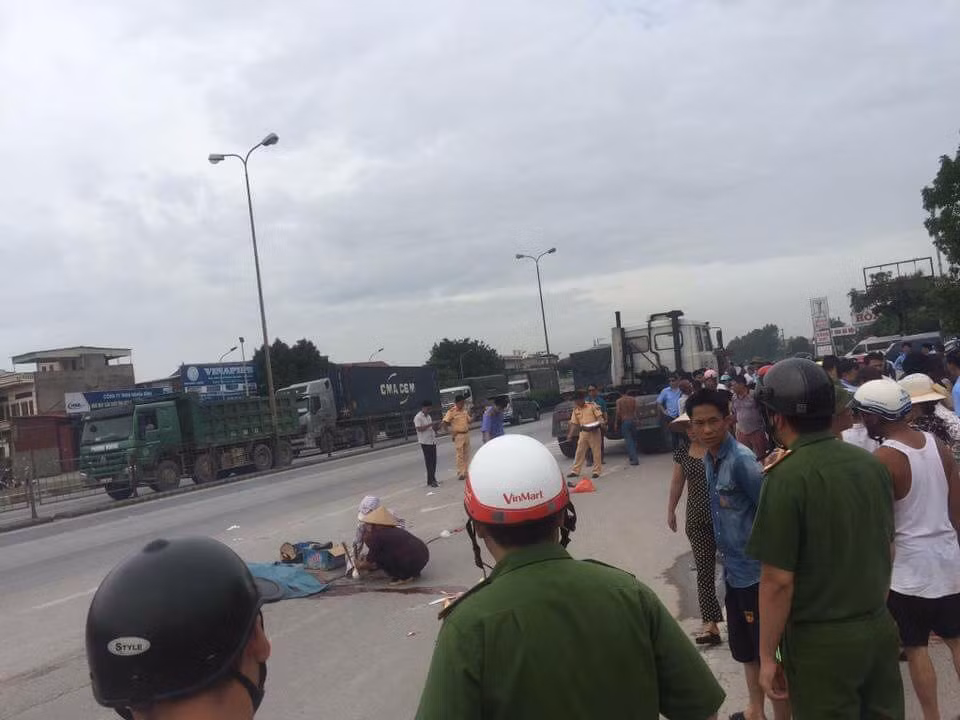 Nu giao vien va con gai tu vong thuong tam duoi banh xe tai