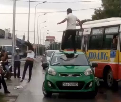 Anh: Co gai bi tai xe taxi danh khi treo len noc xe o Hai Duong-Hinh-4