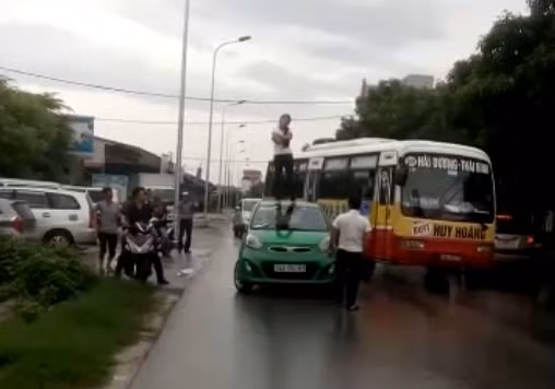 Anh: Co gai bi tai xe taxi danh khi treo len noc xe o Hai Duong-Hinh-2