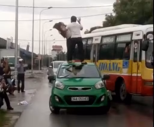 Anh: Co gai bi tai xe taxi danh khi treo len noc xe o Hai Duong