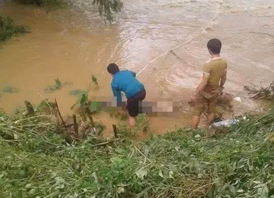 O to cho gia dinh roi xuong suoi, 2 bo con tu vong