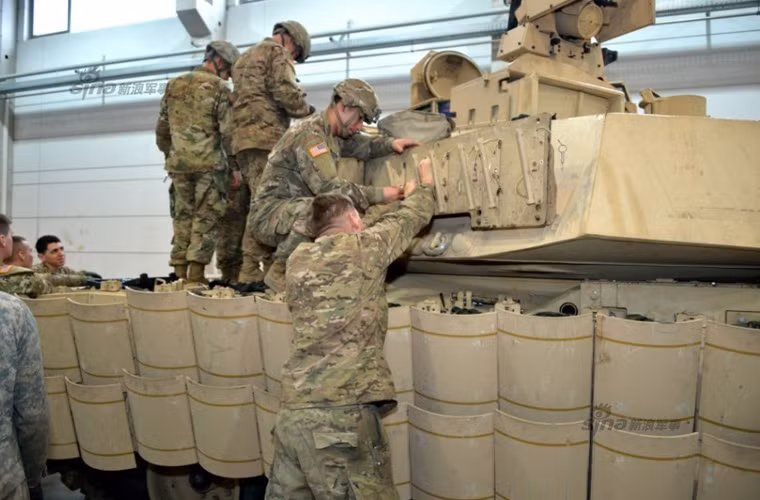 Lịch sử các cuộc chiến tranh ở Iraq và Afghanistan đã cho thấy, xe tăng Abrams tuy nổi trội khi tác chiến ở địa hình bằng phẳng, trống trải nhưng lại bộc lộ điểm yếu khi tác chiến đô thị chống chiến tranh du kích. Nguồn ảnh: Sina