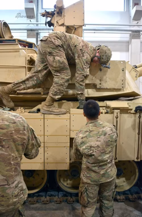 Vậy nhưng, có vẻ như thực tiễn chiến trường cho thấy rằng giáp uranium nghèo là quá ít để đối phó với những viên đạn xuyên giáp hiện đại. Cho nên, người Mỹ sau cùng buộc phải nâng cấp giáp phản ứng nổ cho các xe tăng Abrams tiên tiến của mình. Nguồn ảnh: Sina