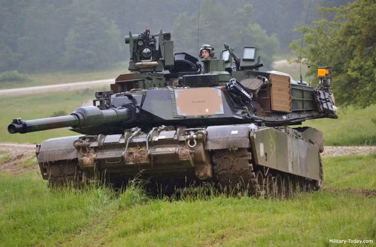 M1A2 SEP được biết tới là một phiên bản nâng cấp mở rộng trên cơ sở mẫu M1A2 với việc tăng giáp, cải tiến máy tình đường đạn và một số thành tố khác. Theo một số nguồn tin, có khoảng 240 chiếc M1A2 SEP được chế tạo mới, khoảng 400 chiếc M1A1 cũ được nâng lên chuẩn M1A2 SEP. Phiên bản này chỉ dùng trong Quân đội Mỹ và không được phép xuất khẩu. Nguồn ảnh: Military-Today