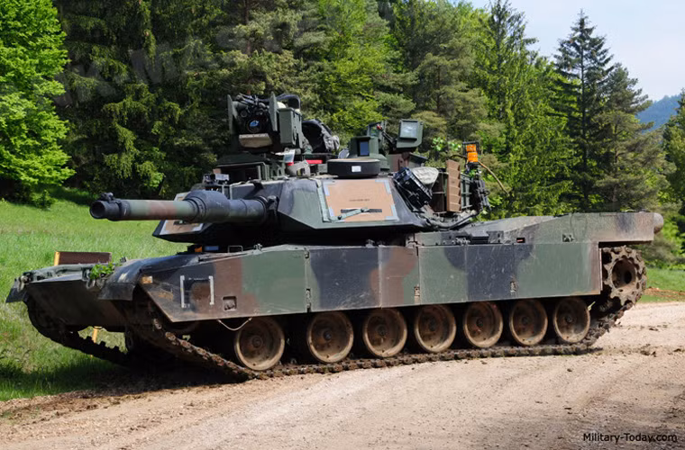 Phiên bản M1A2 SEP được nâng cấp với hệ thống điều khiển hỏa lực tiên tiến kết hợp máy tính đường đạn thế hệ mới và có thể bổ sung hệ thống quản lý tác chiến kỹ thuật số. Nguồn ảnh: Military-Today