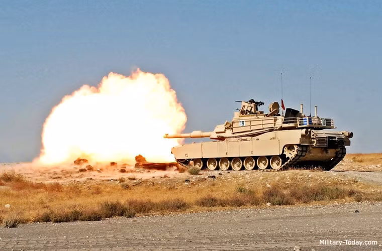 Về mặt hỏa lực, M1A2 SEP vẫn được trang bị pháo nòng trơn M256 120mm với tầm bắn hiệu quả 4km, được trang bị đạn xuyên giáp lõi uranium nghèo M829A3. Đặc biệt, vũ khí phụ được nâng cấp tốt hơn với bệ điều khiển vũ khí tự động CROWS lắp đại liên 12,7mm - khí tái này cho phép binh sĩ không phải chui ra ngoài để bắn. Nguồn ảnh: Military-Today