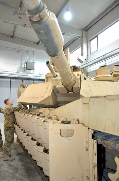 Việc nâng cấp giáp bảo vệ xe tăng M1 Abrams chủ yếu tập trung ở phần hông xe và hông tháp pháo – điểm thường có lớp giáp mỏng hơn rất nhiều so với mặt trước thân và tháp. Nguồn ảnh: Sina