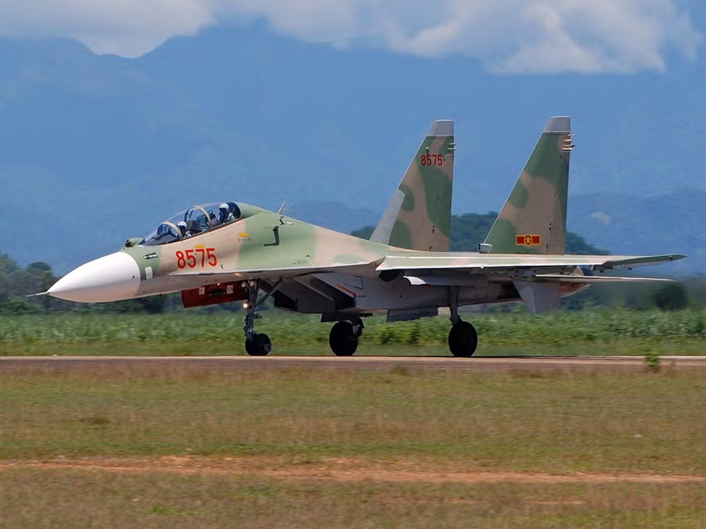 Màu ngụy trang của tiêm kích Su-27 có phần đậm hơn màu cỏ mía trên các máy bay Su-30MK2 của Trung đoàn 923, Thanh Hóa.