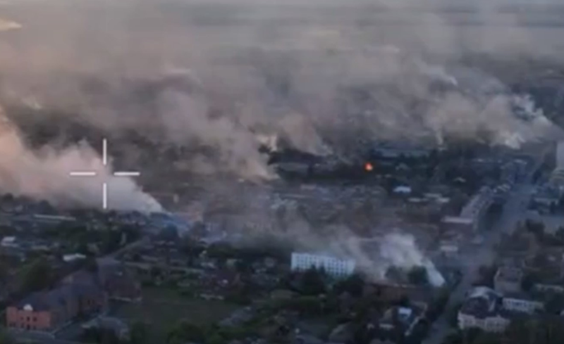 Vụ nổ mạnh đến mức không chỉ phá hủy thành trì dưới lòng đất của Quân đội Ukraine mà còn có thể làm phát nổ nhiên liệu hoặc đạn dược cất giữ trong hang, từ đó làm trầm trọng thêm khả năng lan rộng của đám cháy. Ảnh minh họa: Sky News.