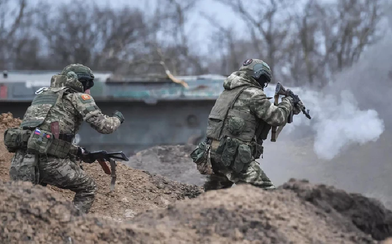 Tuy nhiên, Quân đội Nga không bất lực, thay vào đó họ nhanh chóng điều chỉnh chiến thuật, cử những người lính thực hiện các hoạt động ném bom và bẻ khóa thành công hệ thống phòng thủ của Quân đội Ukraine. Ảnh: Sputnik.