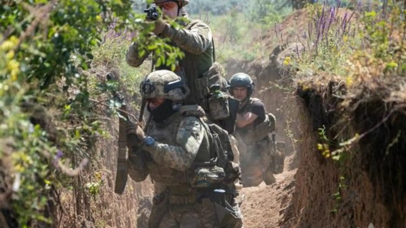 Tuy nhiên, người lính này đã khéo léo nhét quả mìn chống tăng vào ba lô và tận dụng thời gian đốt ngòi nổ ngắn ngủi 15 giây để đưa thành công quả mìn vào thành trì của Quân đội Ukraine, cuối cùng gây ra một vụ nổ dữ dội. Ảnh: Sohu.