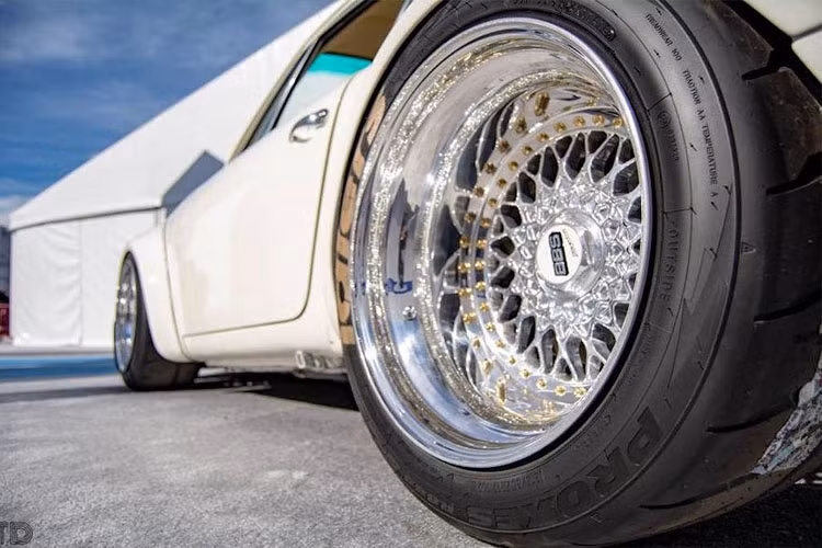 2 điểm khác biệt lớn là bộ widebody siêu rộng của hãng RWB tới từ Nhật và những chiếc mâm BBS bản rộng được mạ bóng.