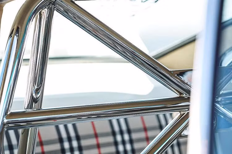 Một bộ khung giằng bằng thép ống chromoly đã được trang bị bên trong cabin và mạ bóng đúng theo phong cách xe cổ.