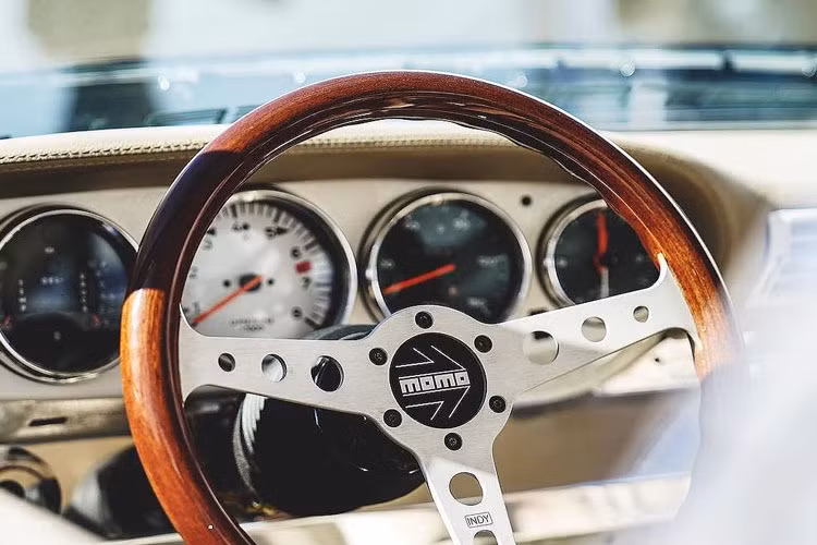 Bên trong nội thất xe cũng được can thiệp làm thay đổi một số chi tiết. StreetFighter LA cũng hướng theo phong cách cổ điển với cabin bọc trong da màu kem và vải vân caro, cùng với các chi tiết ốp gỗ và những chiếc ghế ngồi kiểu xe đua từ thập niên 60-70 của Thế kỷ XX.