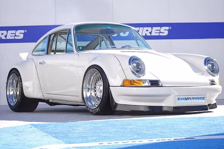 Kết quả, chiếc Porsche 911 động cơ Tesla vẫn giữ nguyên được phong cách cổ điển vốn có của mình và chỉ thay đổi hiệu năng vận hành.