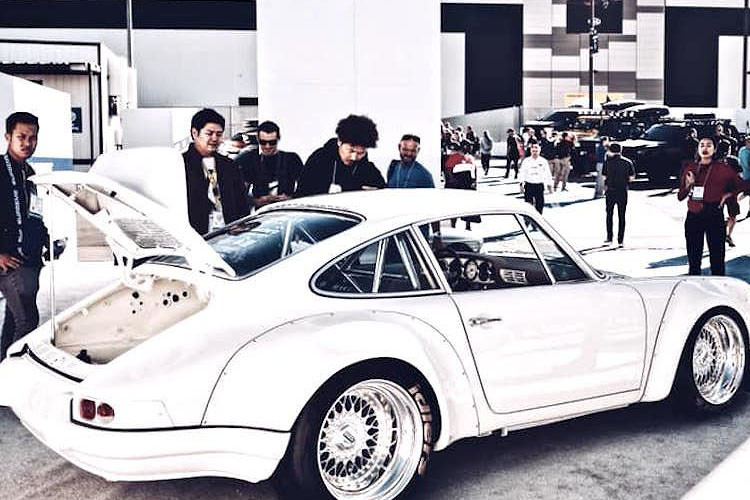 StreetFighter LA là bộ phận chịu trách nhiệm nghiên cứu cách độ nó vào chassis của một chiếc 911 đời 1977.