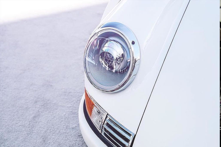 Đáng chú ý là chassis nguyên bản của chiếc 911 vẫn được giữ nguyên. Sau tất cả, bản độ E-RWB có kiểu dáng tương tự như các phiên bản 911 Carrera RS nhưng hiệu năng cao thuộc thế hệ 911 đầu tiên