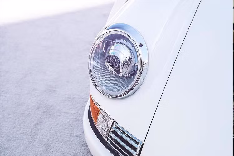 Đáng chú ý là chassis nguyên bản của chiếc 911 vẫn được giữ nguyên. Sau tất cả, bản độ E-RWB có kiểu dáng tương tự như các phiên bản 911 Carrera RS nhưng hiệu năng cao thuộc thế hệ 911 đầu tiên