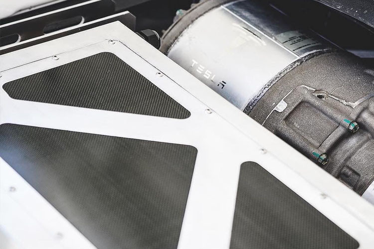  Động cơ điện Tesla này được đặt vào vị trí động cơ 6 xi-lanh nằm ngang truyền thống của dòng 911. Mô-tơ điện và khối pin đem tới cho E-RWB công suất lên tới 563 mã lực đo ở các bánh xe.