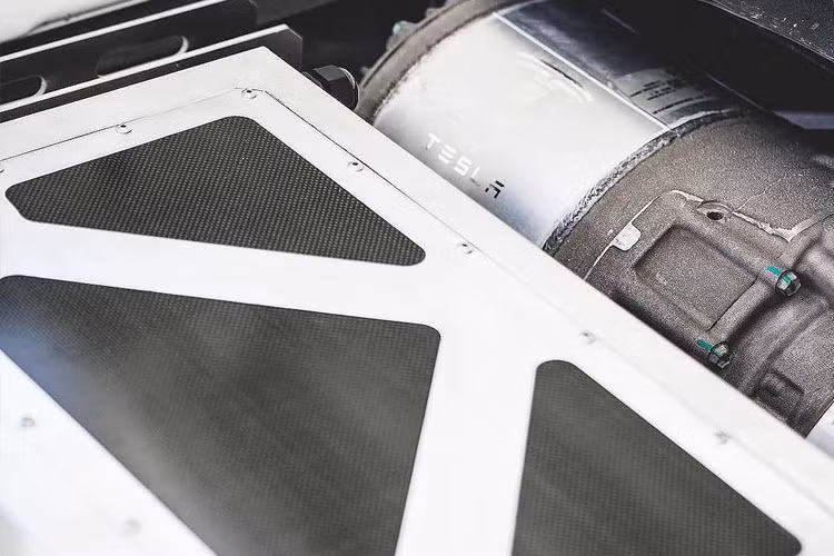  Động cơ điện Tesla này được đặt vào vị trí động cơ 6 xi-lanh nằm ngang truyền thống của dòng 911. Mô-tơ điện và khối pin đem tới cho E-RWB công suất lên tới 563 mã lực đo ở các bánh xe.