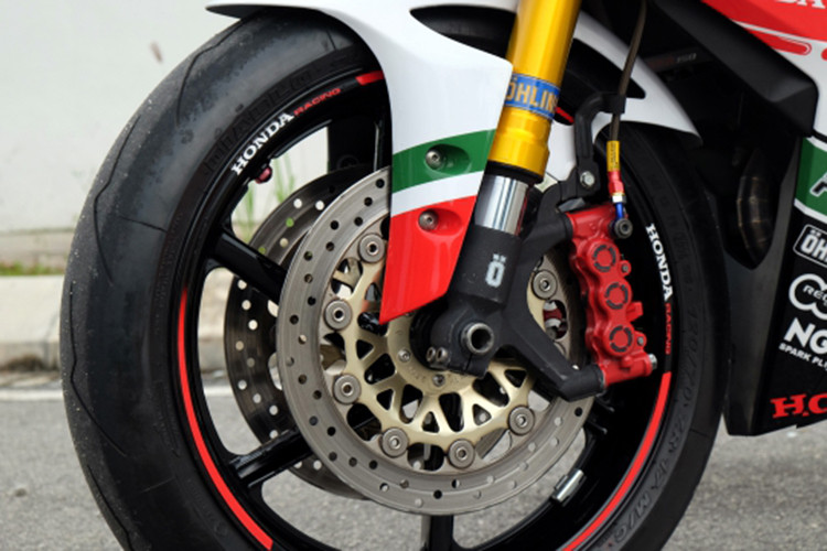 Phần trước của bản độ này được thay thế bởi cặp phuộc USD Ohlins vàng được thừa hưởng từ xe phân khối lớn. Bên cạnh đó là bộ đĩa phanh đôi và cặp vành đúc cực xịn của Honda.