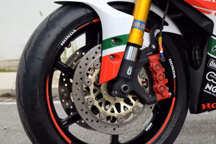 Phần trước của bản độ này được thay thế bởi cặp phuộc USD Ohlins vàng được thừa hưởng từ xe phân khối lớn. Bên cạnh đó là bộ đĩa phanh đôi và cặp vành đúc cực xịn của Honda.